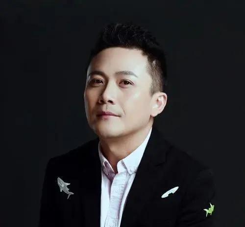 2006年，一男子为凤凰传奇写了一首歌。没想到一听完小样，玲花就把它扔了：“这也