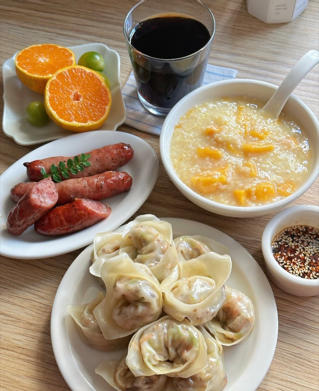 以前开店拼经验，现在开店拼脑洞。AI帮忙分析客流、预测爆款，他一个人盯六家店都不