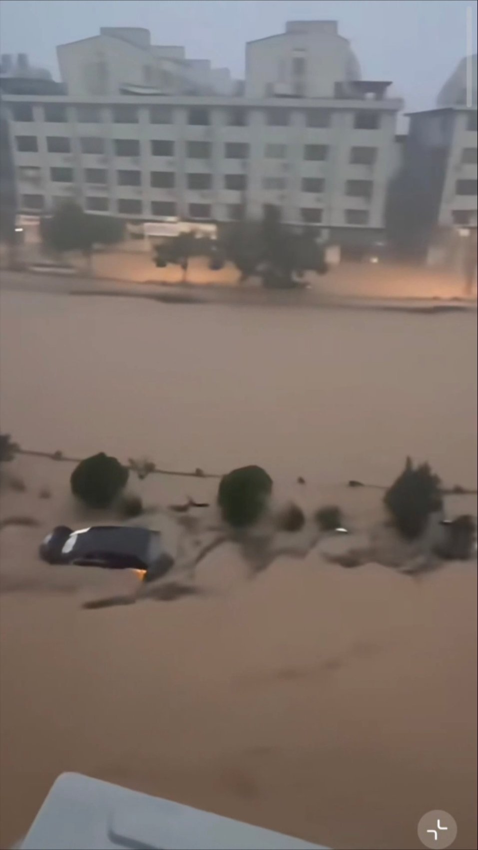福建宁德福鼎，暴雨洪涝，街上水挺深，汽车都飘起来了 