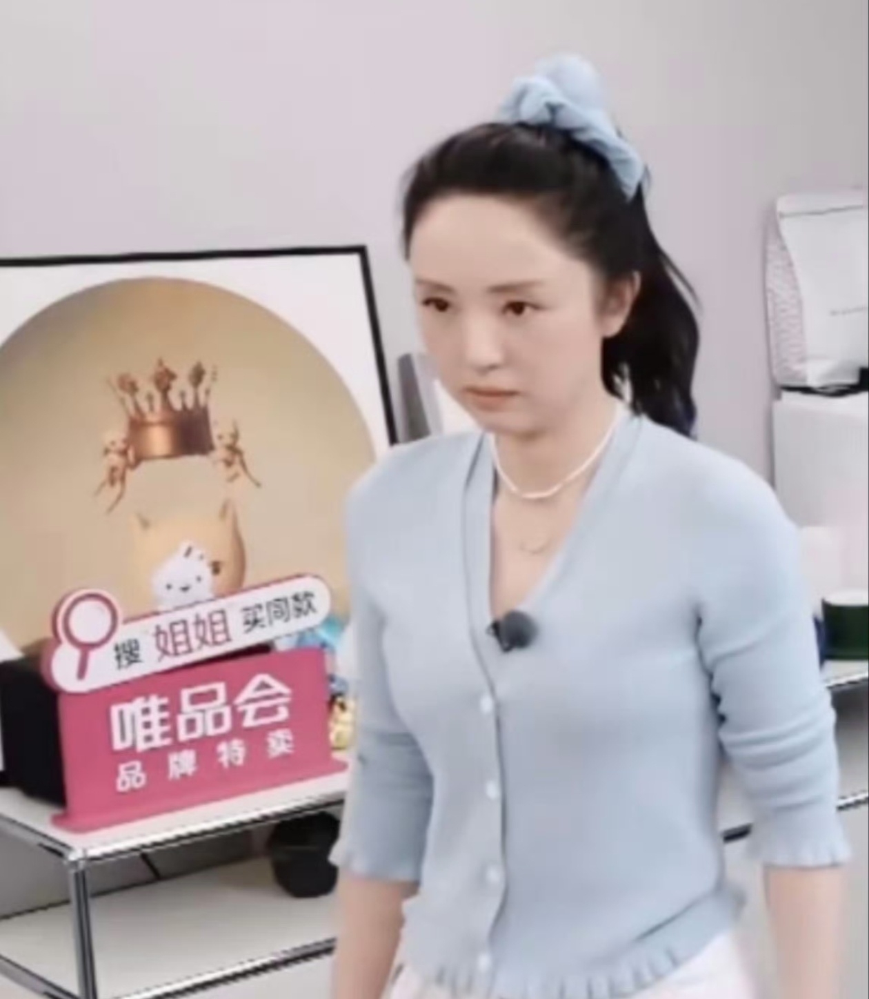 董璇听到张维伊说话的表情这两个人哪里有一点夫妻相了，给人感觉就是被资本绑架了… 