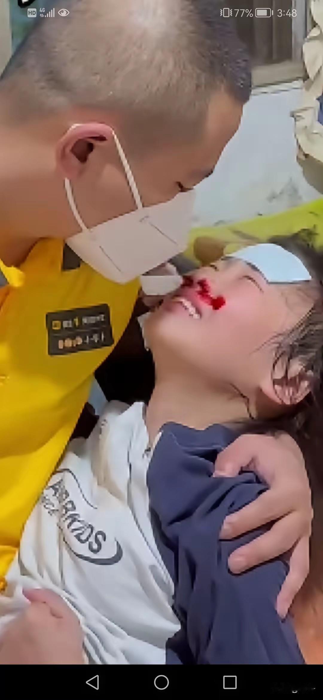 老王站在重症监护室的玻璃窗外，看着女儿小小的身体被各种仪器包围。他突然想起三天前