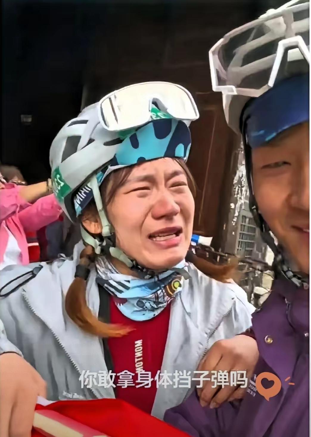 刷到泸定桥这一幕，霞姐这心里头啊，真是翻江倒海，眼泪止不住地往下掉……

今天刷