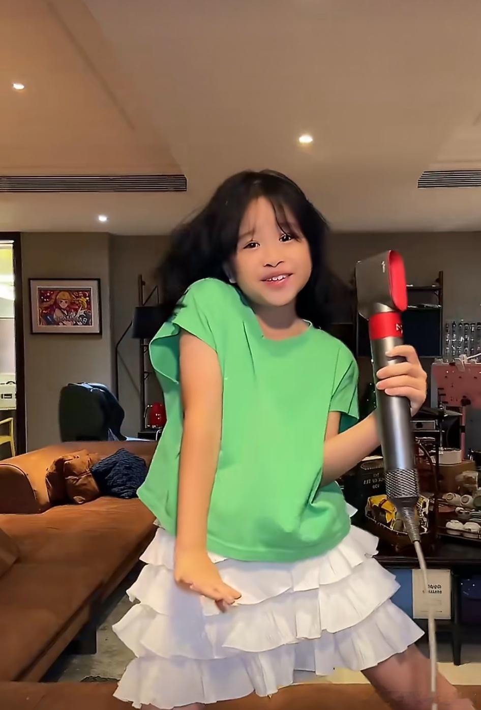包文婧想让饺子考985包文婧给女儿饺子定下学业优先的规划，计划孩子先考取985院