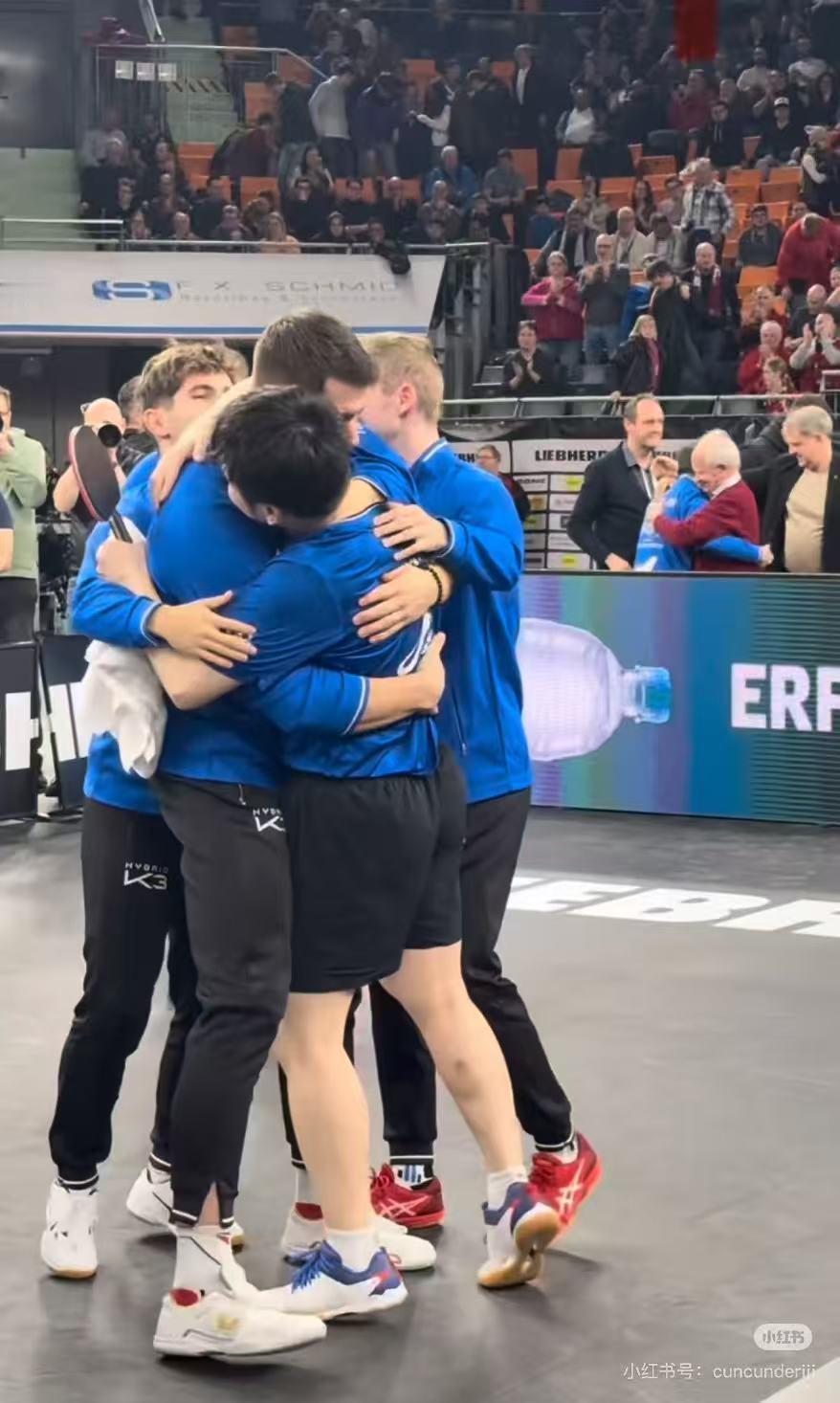 腿很长腰线很高 主要是屁股大 