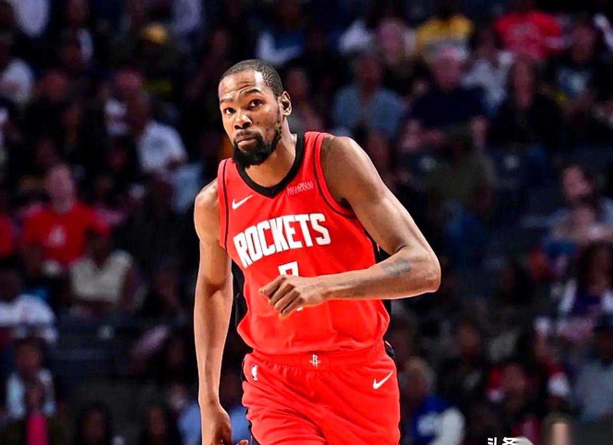 说真的，我有点心疼杜兰特了。
不是因为他“家中有事”。
而是这“事儿”来得太巧了