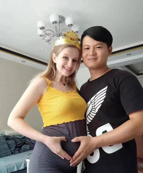 28岁的内蒙古小伙欢欢喜喜地迎娶了年轻的乌克兰姑娘达莎，新娘子突然掏出一个沉甸甸