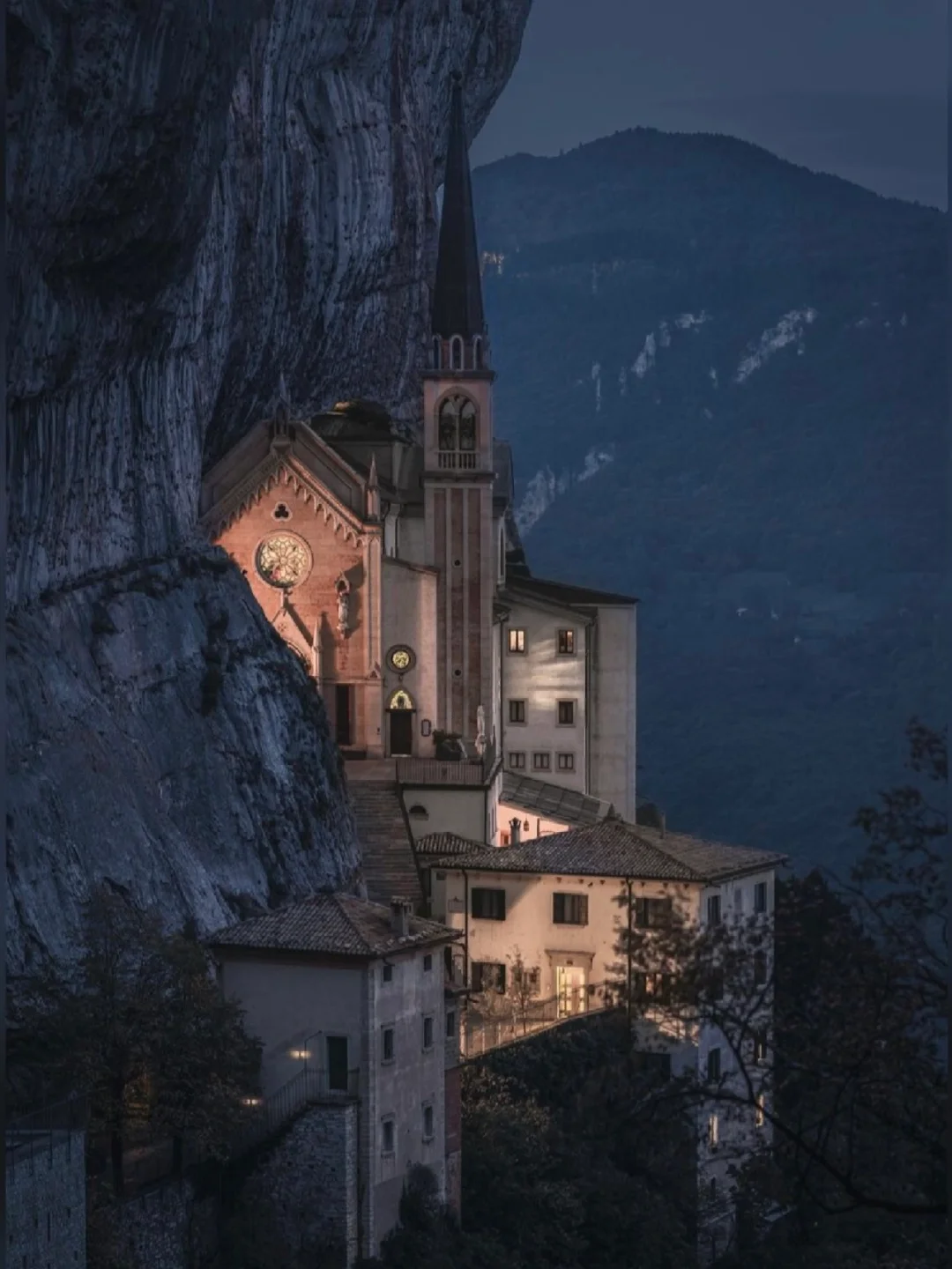 意大利旅行⛪️一座建在悬崖峭壁之上的教堂