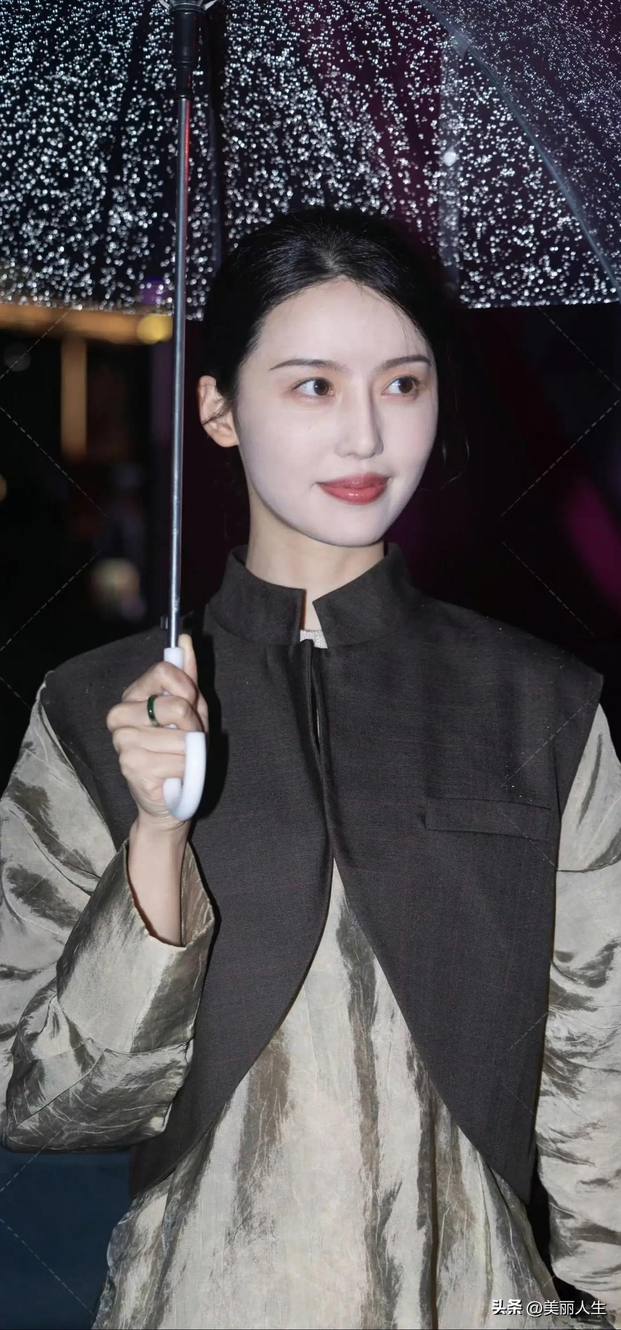 魅力街拍一起分享"漂亮”的我[/DOG]也是吃上了漂亮的饭[/嘿哈]