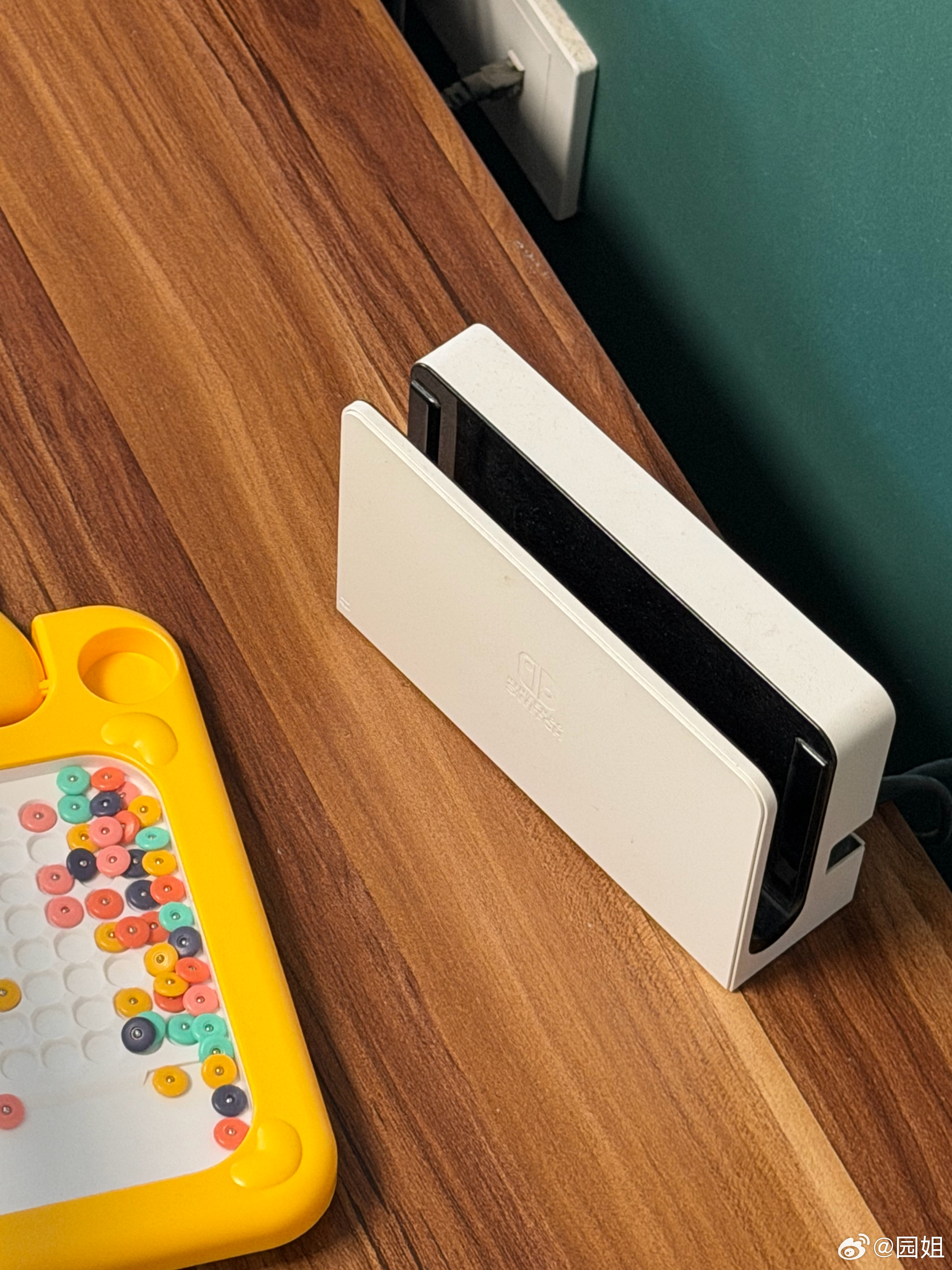 今天周末，大宝背个书包说小区找闺蜜玩了，看样子是去学习，结果我发现家里的Swit