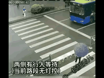 白车是一点安全意识都没有，看着公交车已经站住了，肯定是有人从斑马线上通过，用脚趾