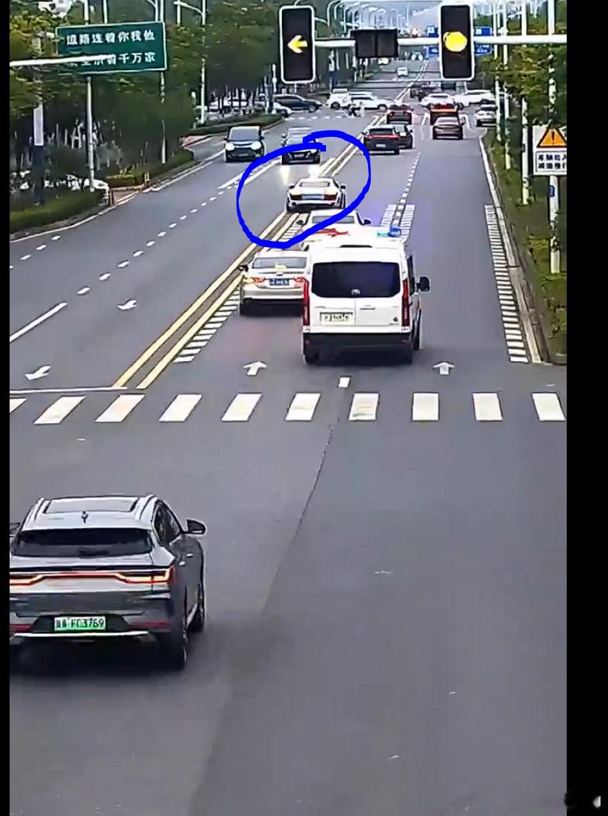 奥迪R8跑车在警车面前逆行炸街 看到警车，兴奋了……在警车面前飙车。十字路口逆行