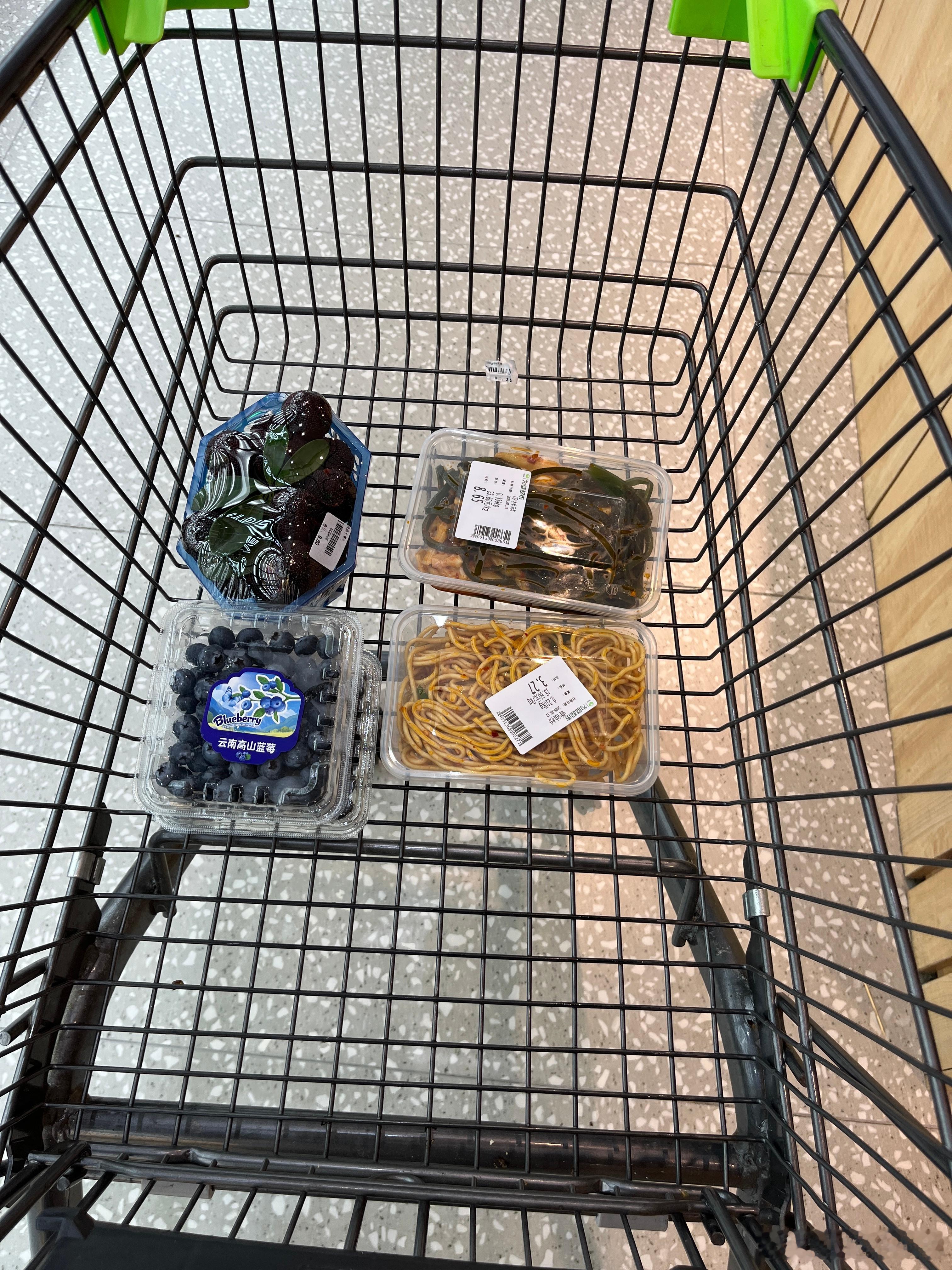 好饿，来超市买点吃的。杨梅上市了，天天看小姑姐在群里发，都流口水日本名将赞孙颖莎