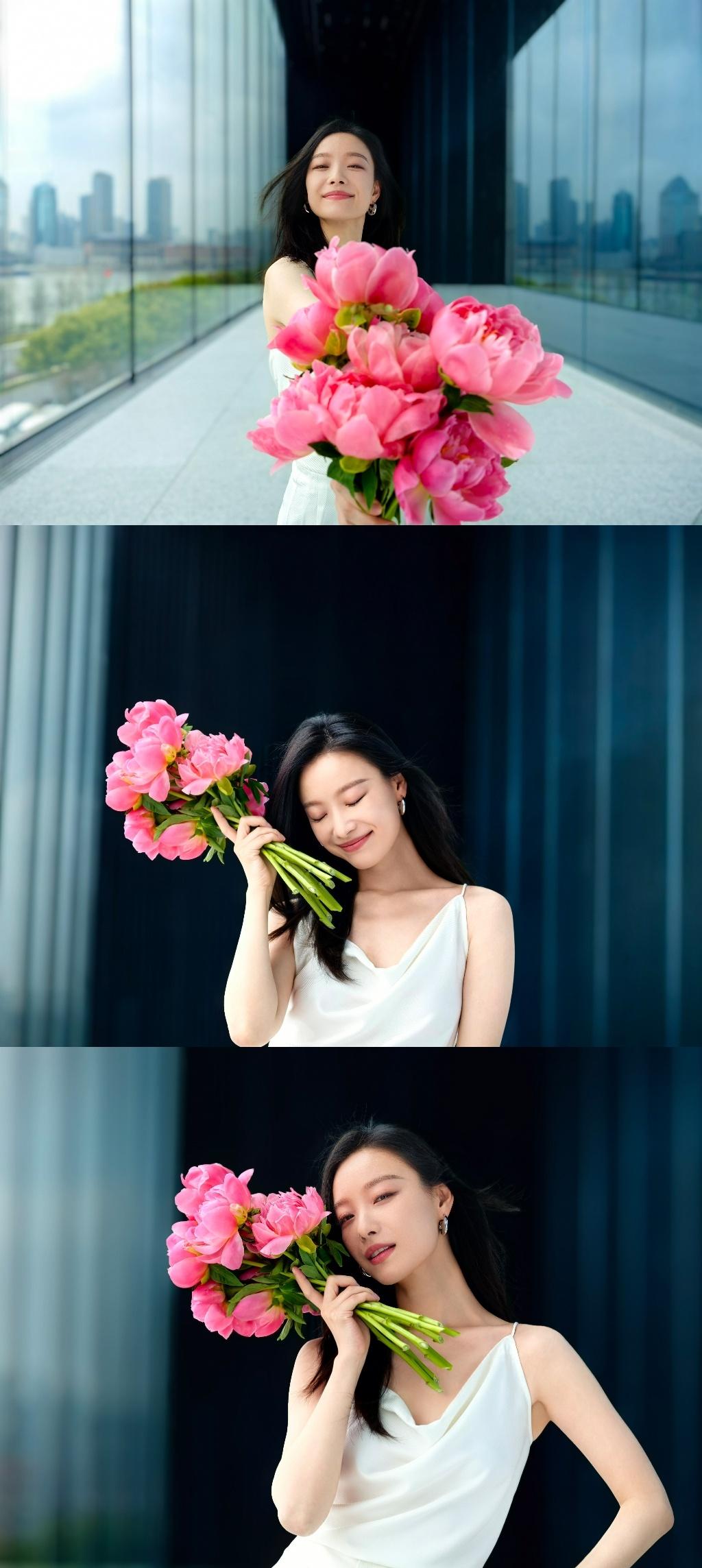 #520明星都出来营业了#谁懂倪妮捧花的含金量啊，白色套装优雅高贵，微风吹过，裙