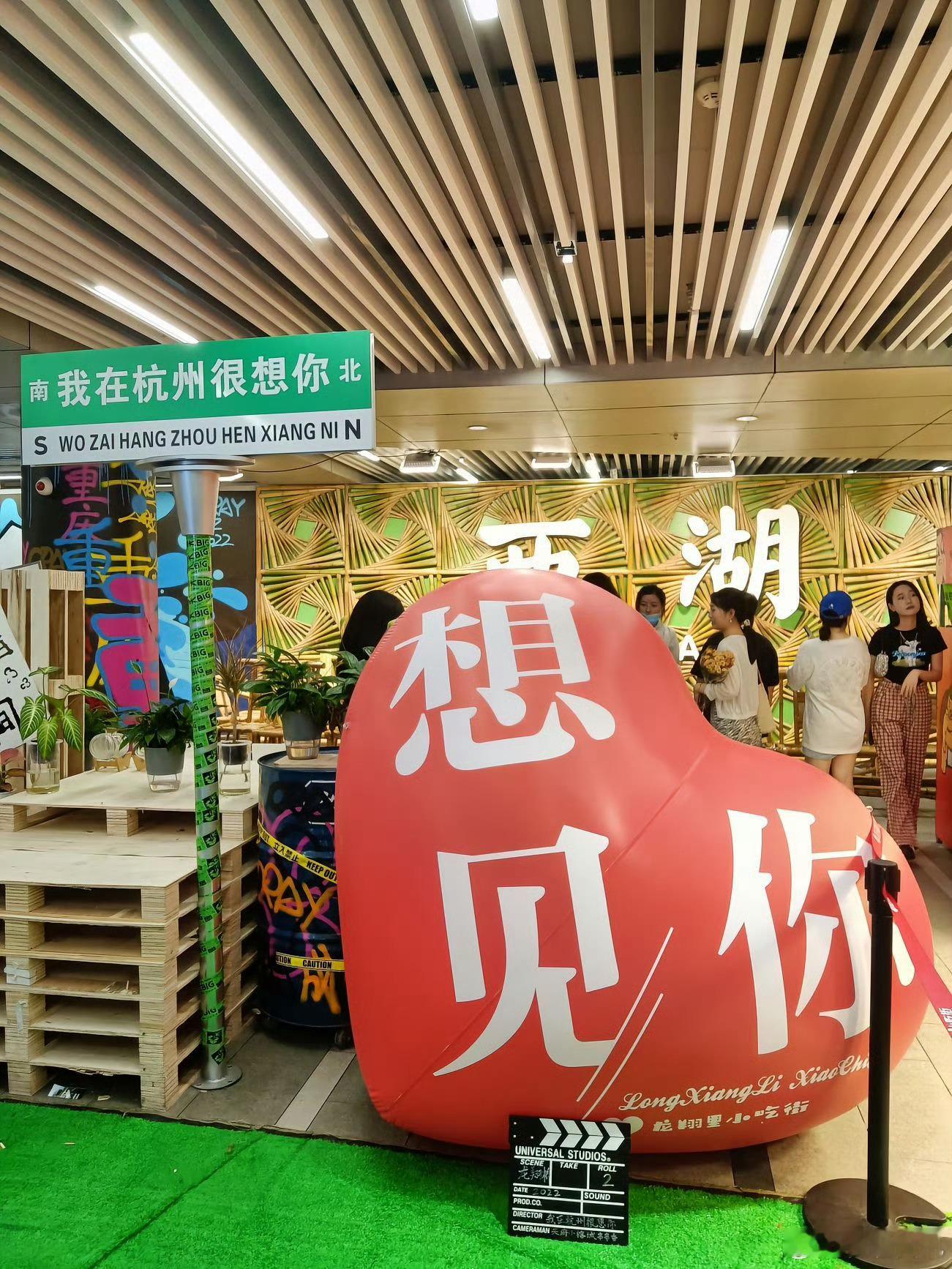 去杭州西湖打卡现代人的鹊桥 赴一场西湖之约，打卡这座现代人的鹊桥，看雷峰塔灯火，