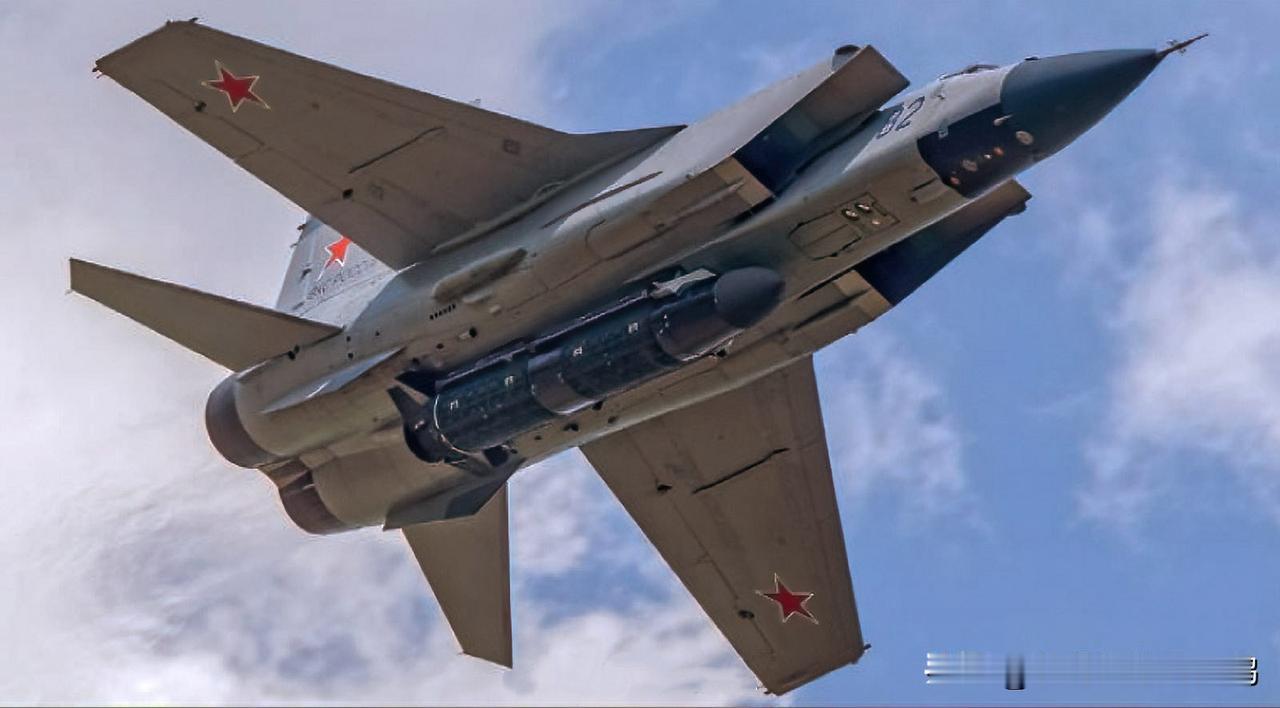 米格-31BM挂载了一枚反卫星导弹，

三级推。

这款武器首次曝光已是7年前的