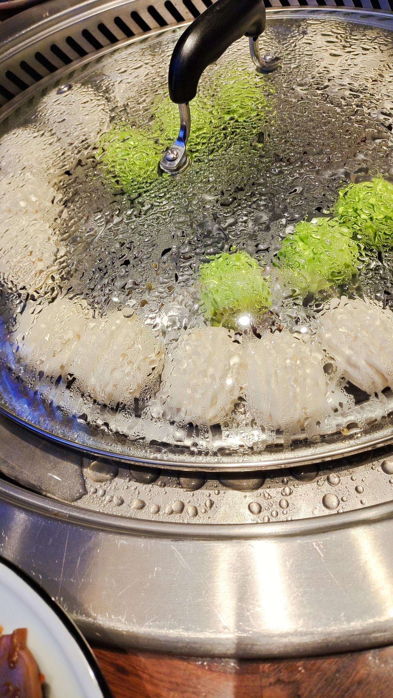 东北小鸡炖蘑菇是一道传统名菜，属辽菜代表及东北八大炖之一。 
 
以下是对它的介