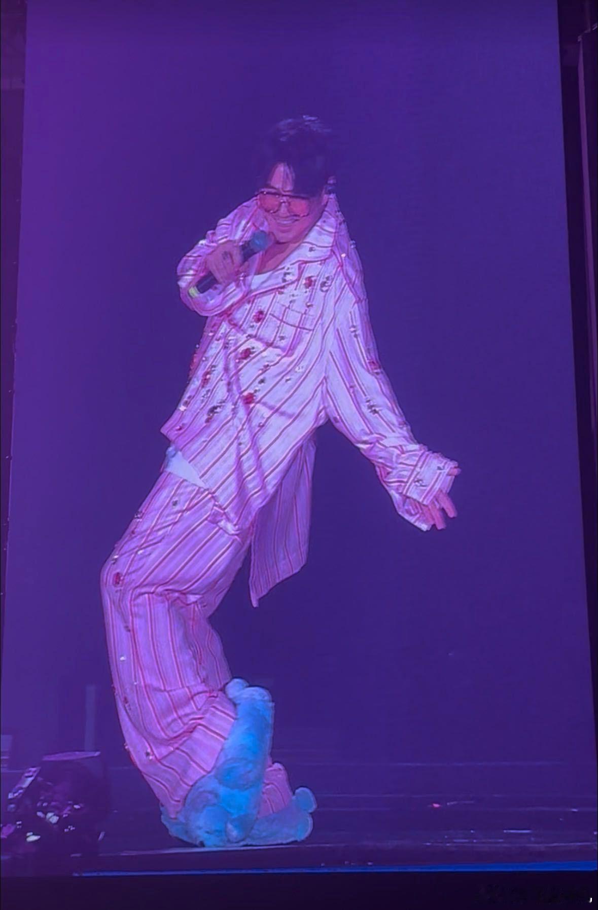 曹格上海演唱会学龙在天夹子音天老爷，这下子可太喜欢了曹格了，毕竟本人十分没有架子