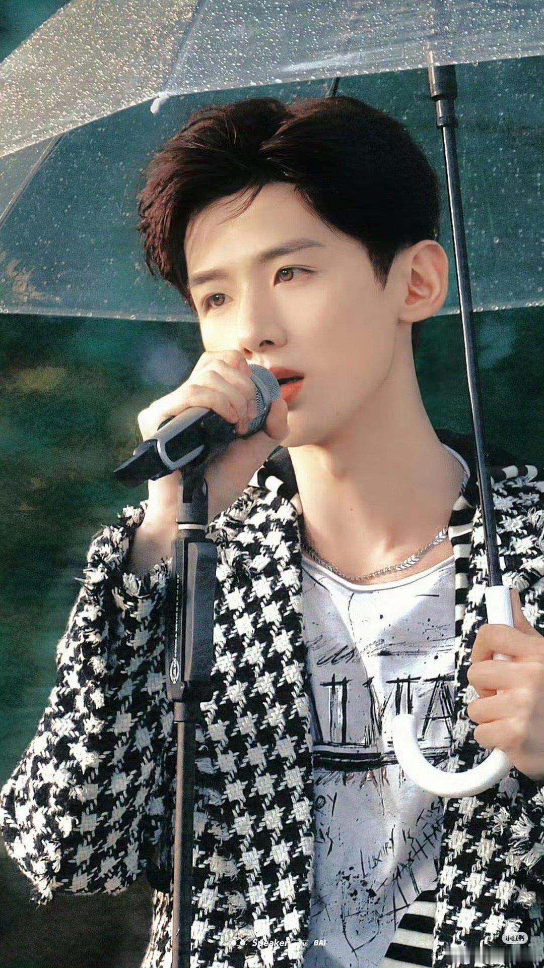 #刘大锤说白敬亭宋轶很稳定#我们应该尽量远离私生活，更好的关注注作品哦 ​​​