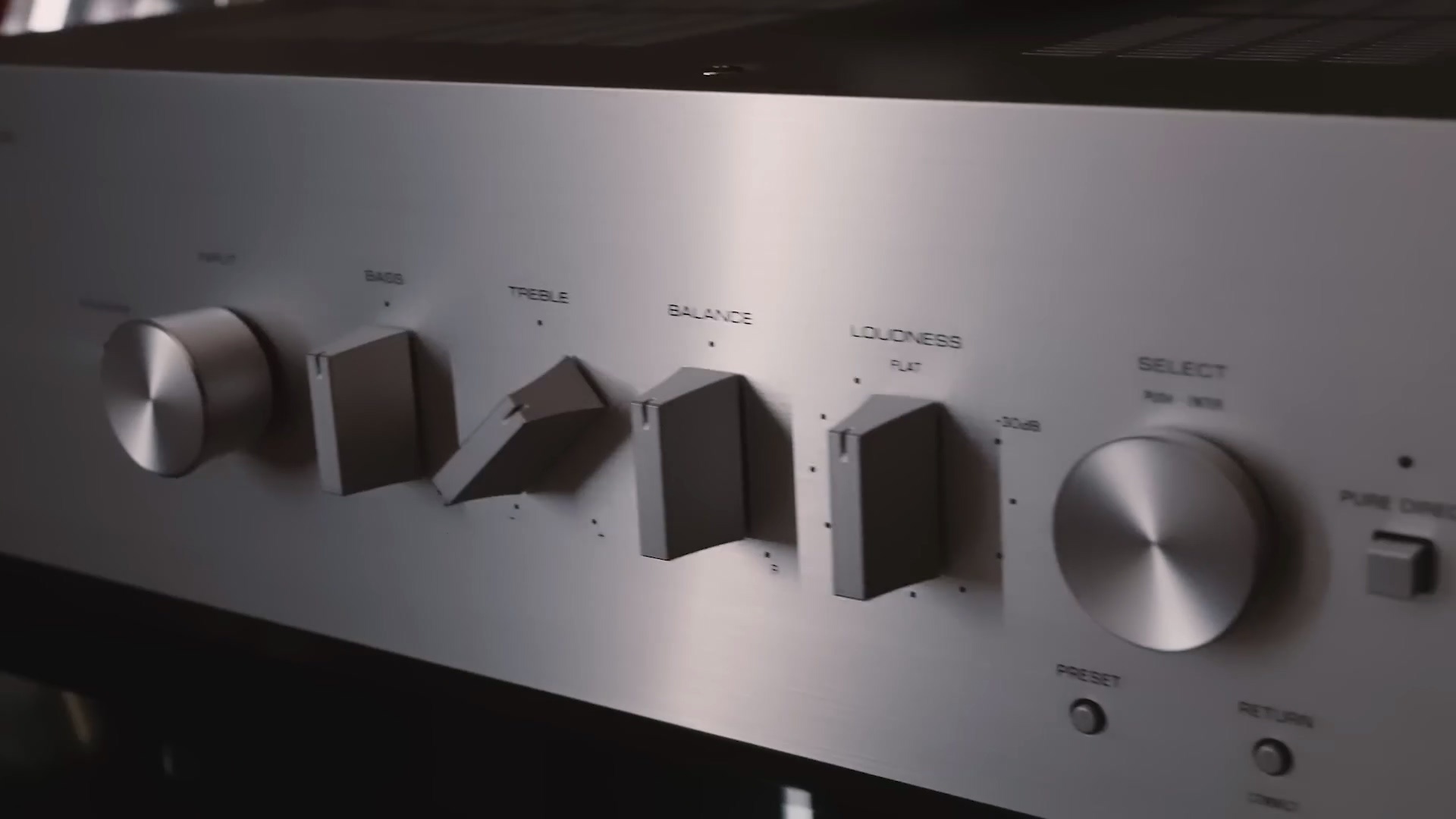 Madonna 伦敦家中听音乐配置 KEF R3 Meta 和雅马哈 R-N80