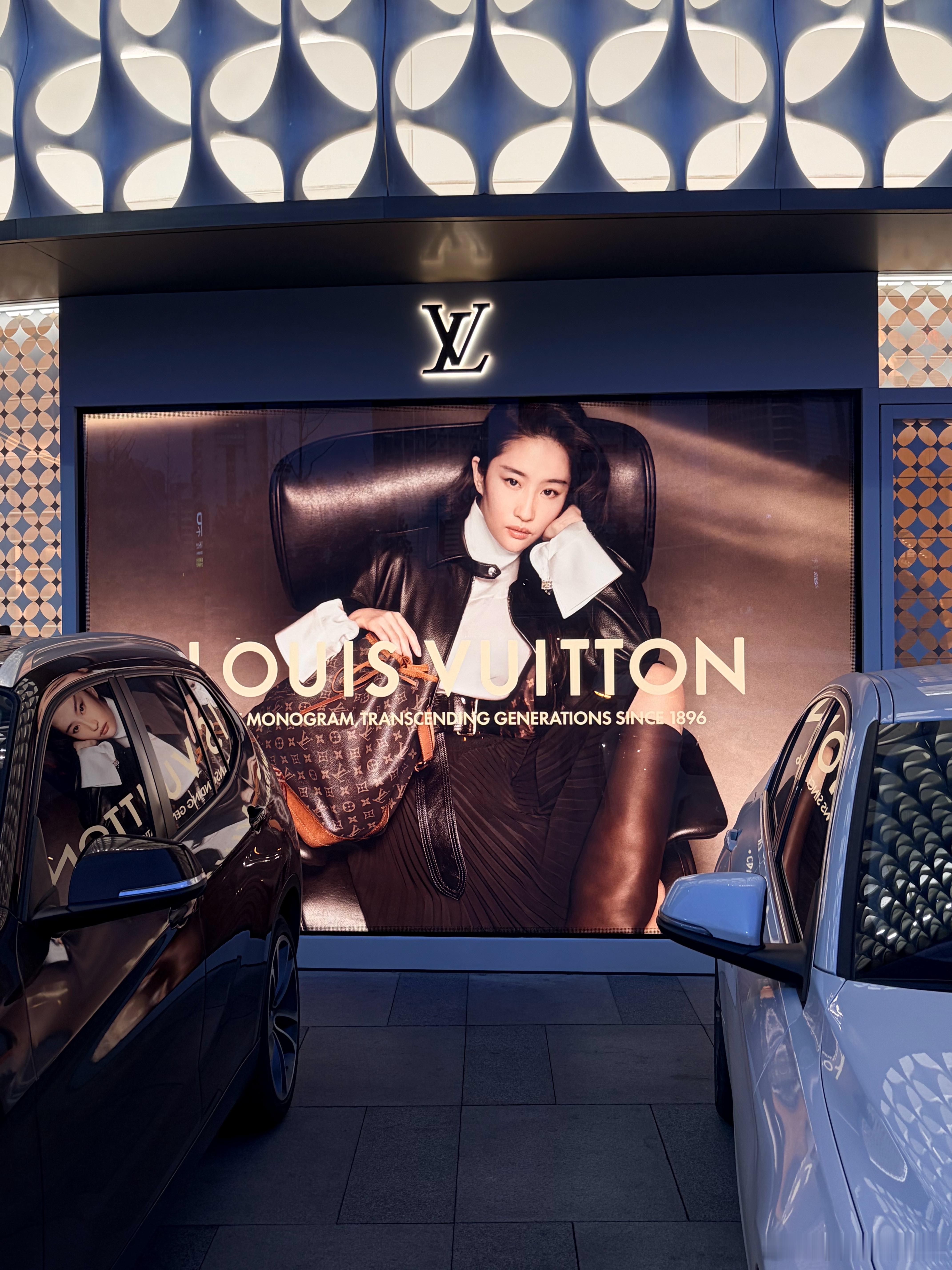 武汉国际广场刘亦菲LV Monogram 130周年户外硬广地广，来来往往的人都