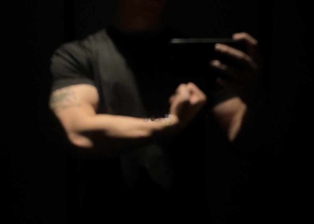 好喜欢拍一些糊糊的肌肉照😯