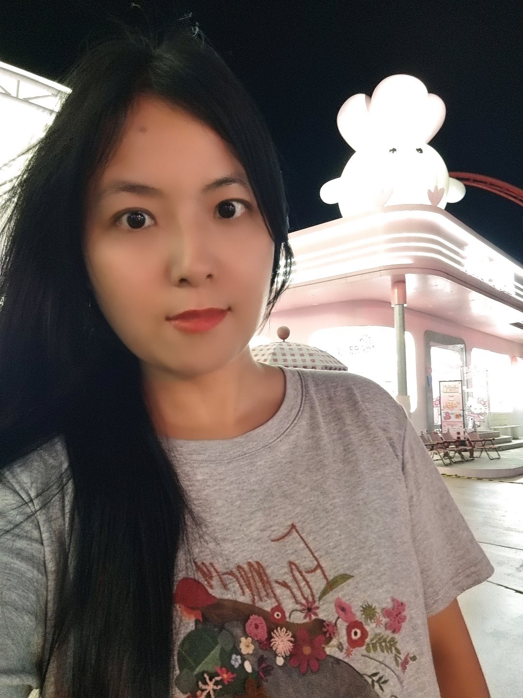 停！就刚才那半秒侧脸，别动——摄像你赶紧抓下来，这鹅蛋脸的弧度，比我画的分镜还标