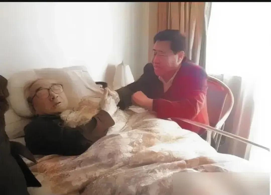 2017年，在严顺开即将告别这个世界的时刻，他留下了一张照片，展现出他身体虚弱的