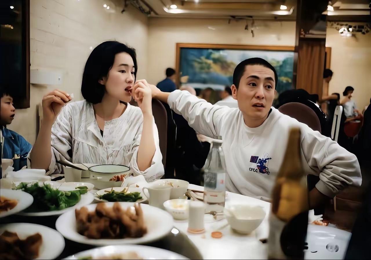 自从拍电影《活着》开始，
二人的爱情种子开始发芽了。这就是活的意义