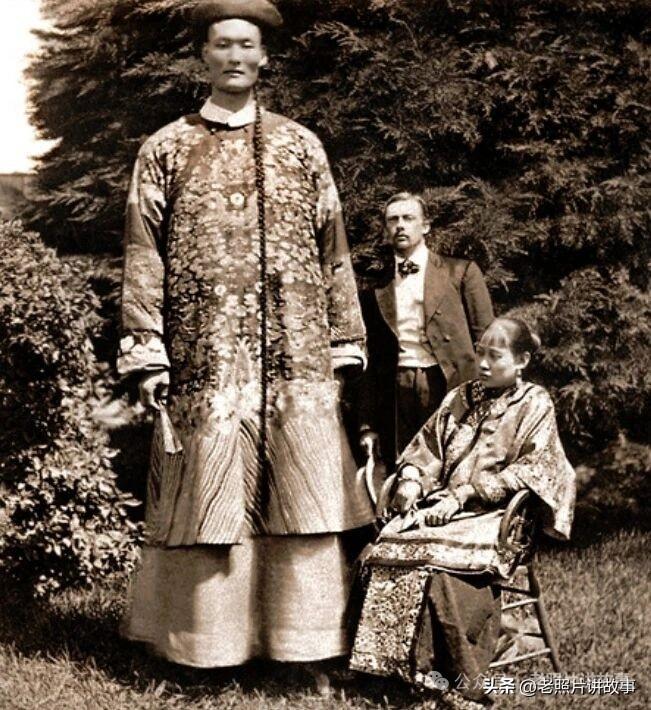 你眼前这位，就是清末大名鼎鼎的 “东方巨人”—— 詹世钗，江西婺源人！

他身高