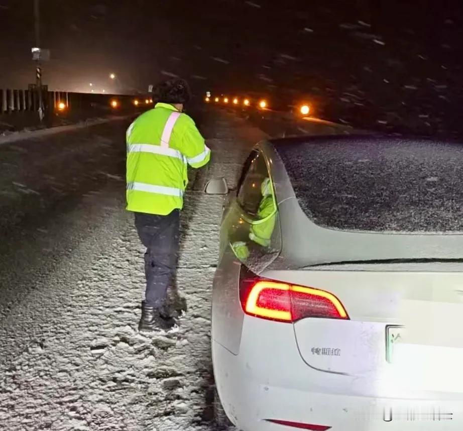 有个不好的消息：开车去西昌过年的朋友，雅西高速下大雪，拖乌山段路面结冰，路已经中