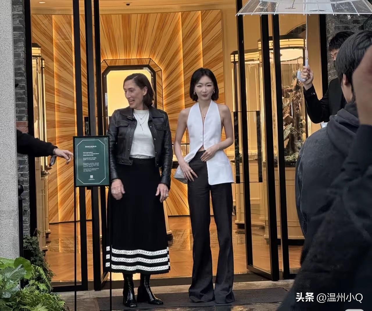 到底是谁给影后找的衣服，为什么上衣这么节省布料，而裤腿又浪费布料……