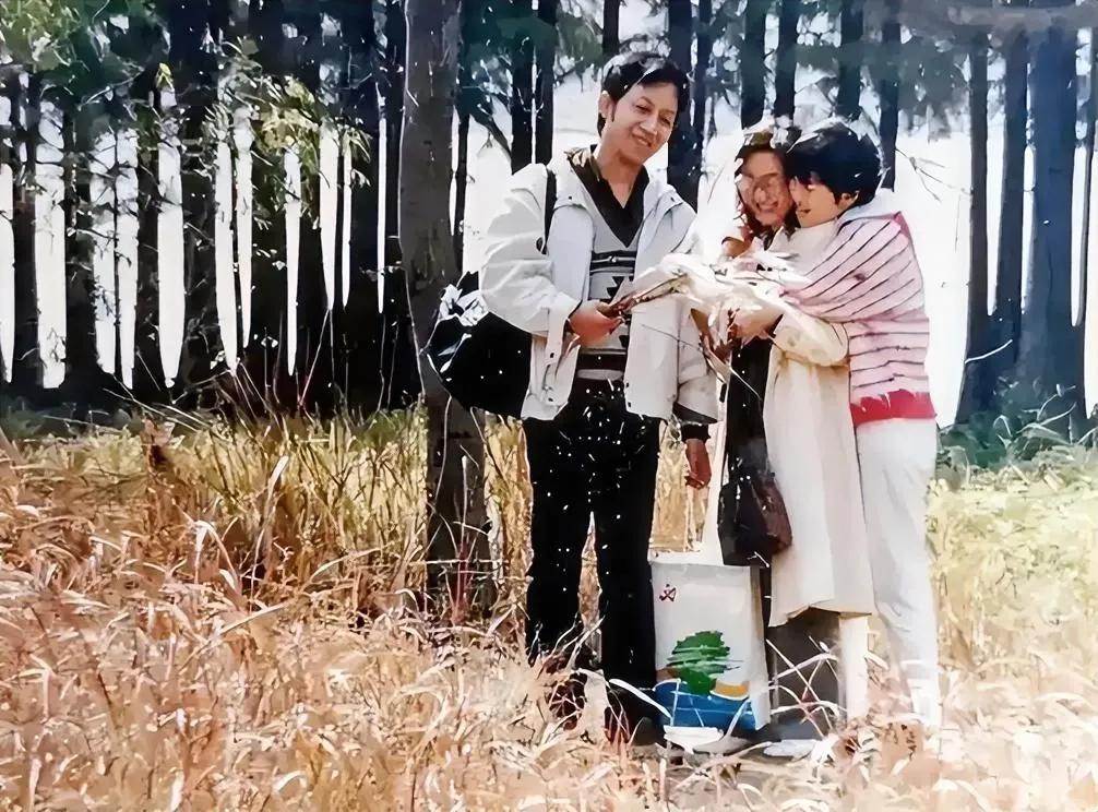 80年代，易中天老师一家三口在武汉郊游时的温馨合影。易老师不仅学问做的好，而且还