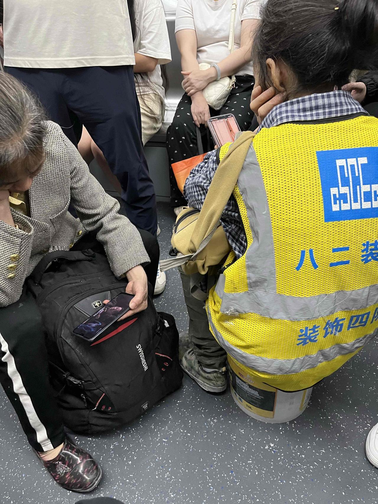 这些大姐其实也是最可爱的人！工作也是辛苦和劳累的，进入地铁后不和大家争抢位置，可