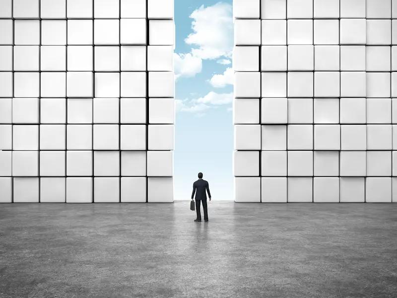 成功靠实力还是靠机遇，这是个老话题了。我觉得两者缺一不可。实力是基础，就像建房子