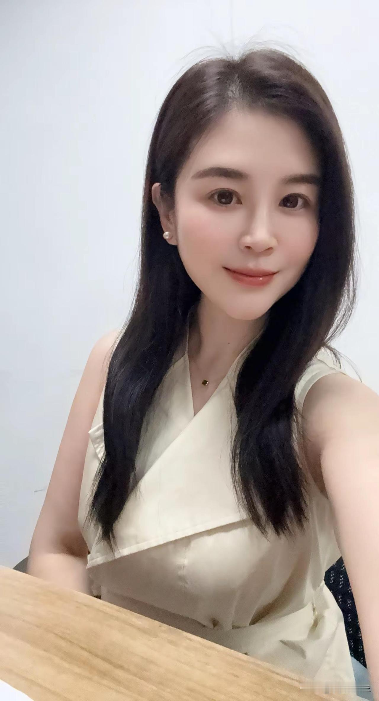 📍ˎˊ˗ 𝐘𝐞𝐞𝐞𝐞 ✌︎ “宅太久了，出来见见世面，吹吹海风听听歌