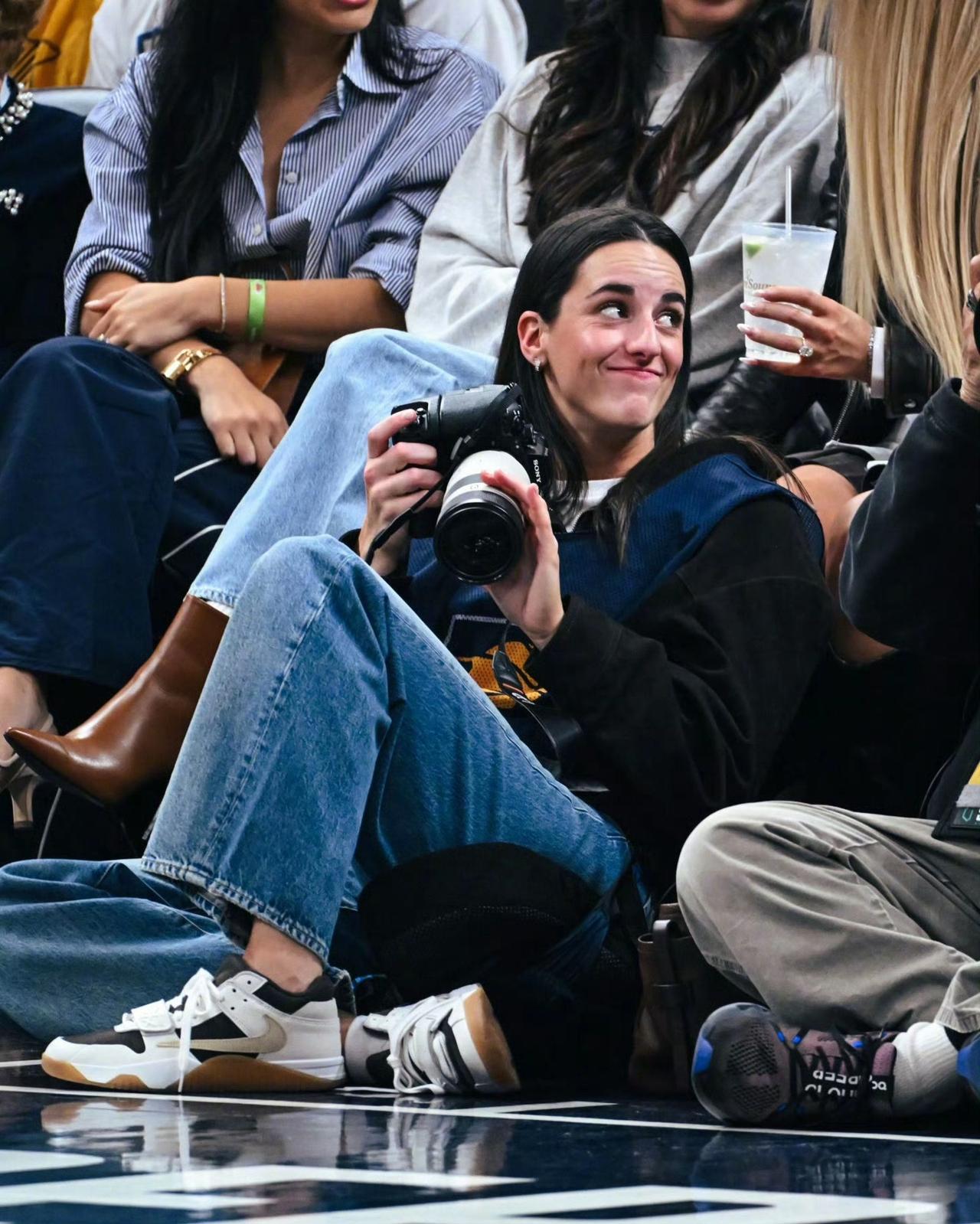 詹姆斯的小迷妹克拉克，这眼神都快拉丝了。老詹不满判罚，去找裁判理论，场下的克拉克