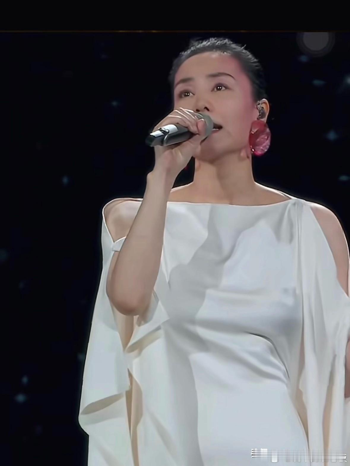 两代天后，各有风华，不是替代，而是时代的温柔传承。王菲一开口，年味与质感都回来了