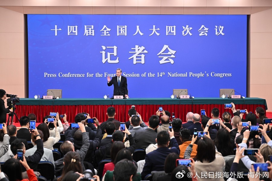 #海外网评#【世界乱象丛生，中国稳如泰山】“你面前的世界乱象丛生，你身后的祖国稳