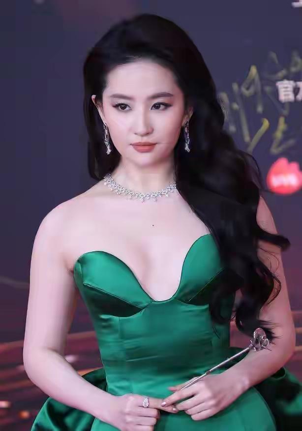 刘亦菲，高圆圆，杨幂，景甜，穿着几乎同一款式的晚礼服，大家说，谁最好看呢？
不能