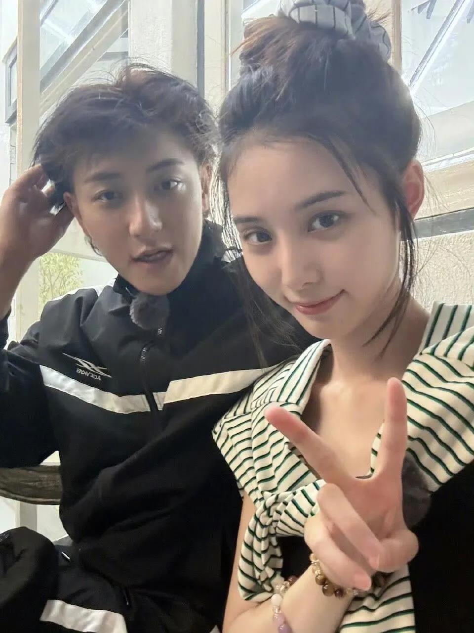 黄子韬为什么这么宠爱徐艺洋呀？


黄子韬应该对徐艺洋是一见钟情的，我觉得一见钟