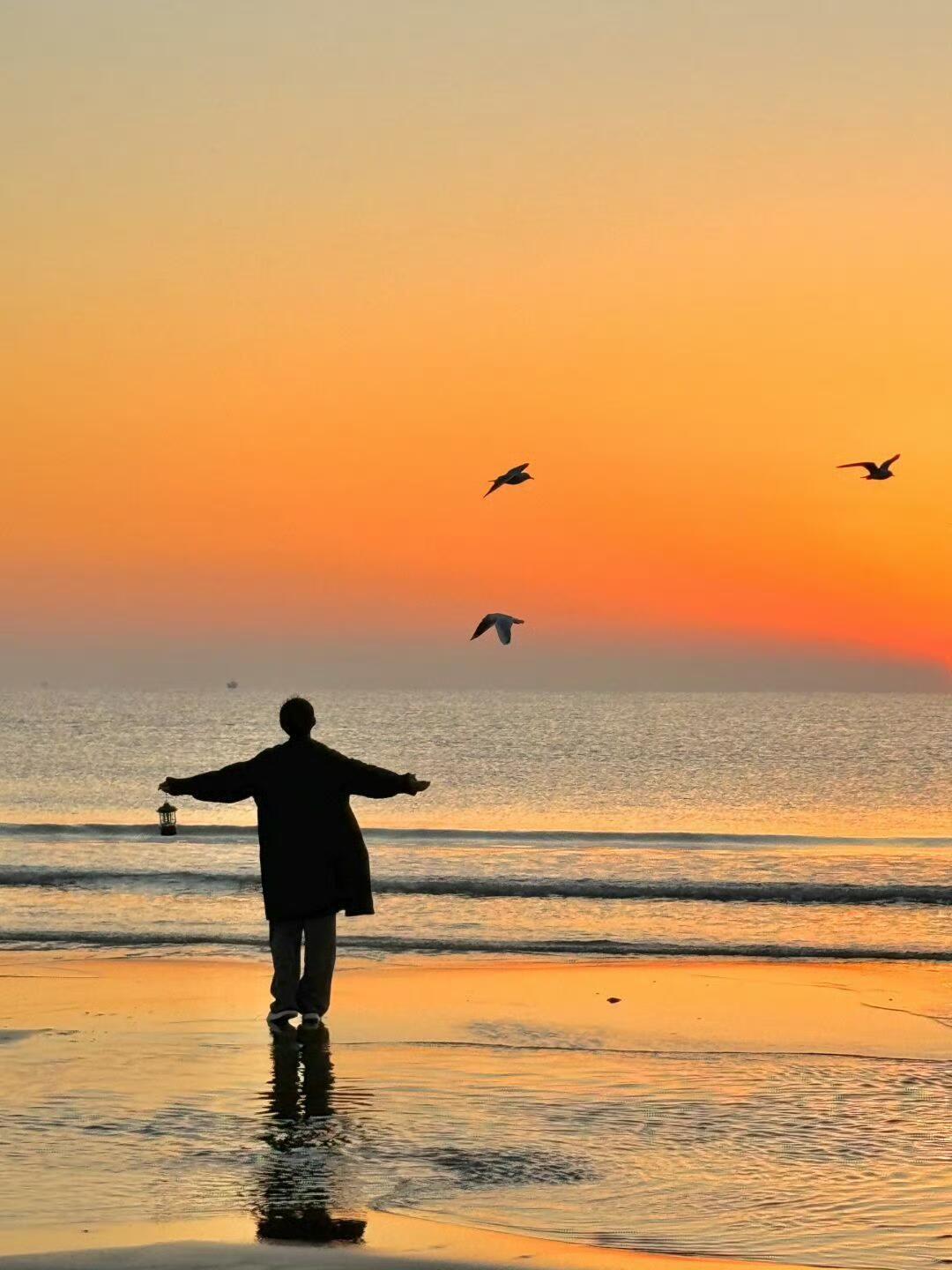 上船不思岸上人，下船不提船上事，旧人无需知近况，新人不必问过往，各有各的渡口，各