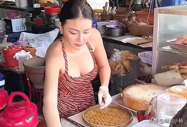 她是泰国一位做烤鸡的美女老板娘，被许多网友称为“泰国张雨绮”，因为这位老板娘长得