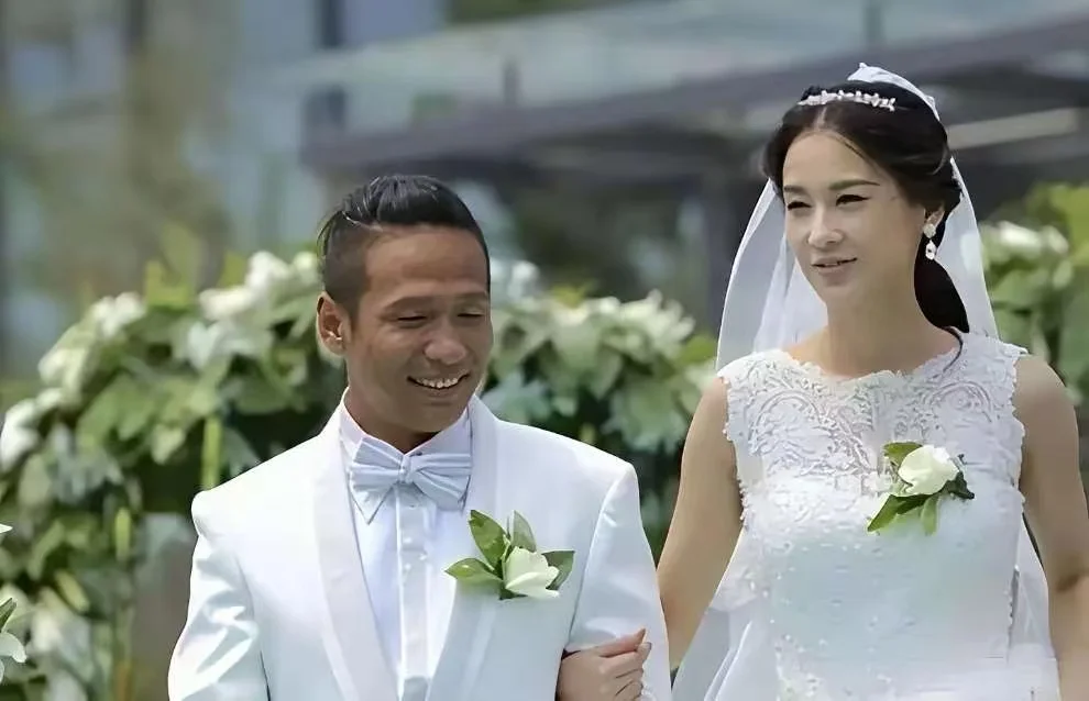 2007年宋小宝和霍晓红离婚后，就娶了肤白貌美的王雪。婚姻与爱情