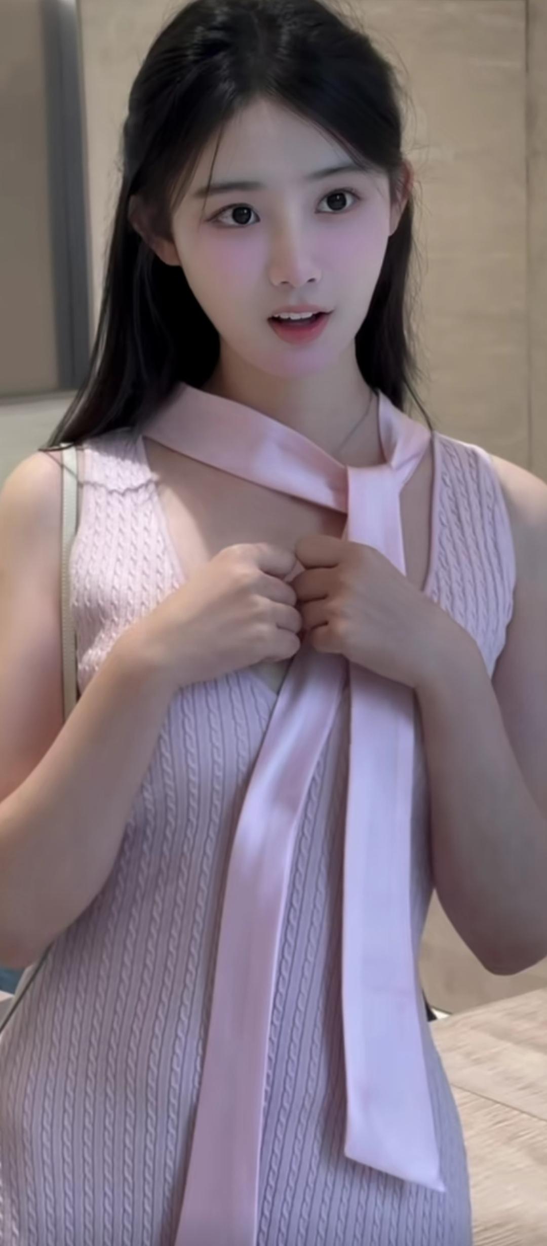 粉衣少女系丝带，柔情似水。