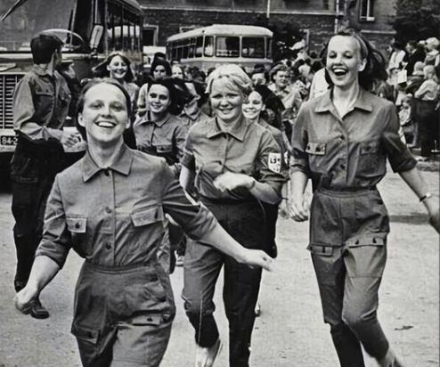 二战后苏联姑娘太多，不好找对象，政府想出个实在招儿，解决了大问题。二战宣布结束后