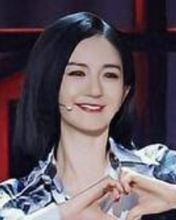 2026年2月1日，谢娜在社交平台发文庆祝双胞胎女儿跳跳、俏俏8岁生日。
她在文