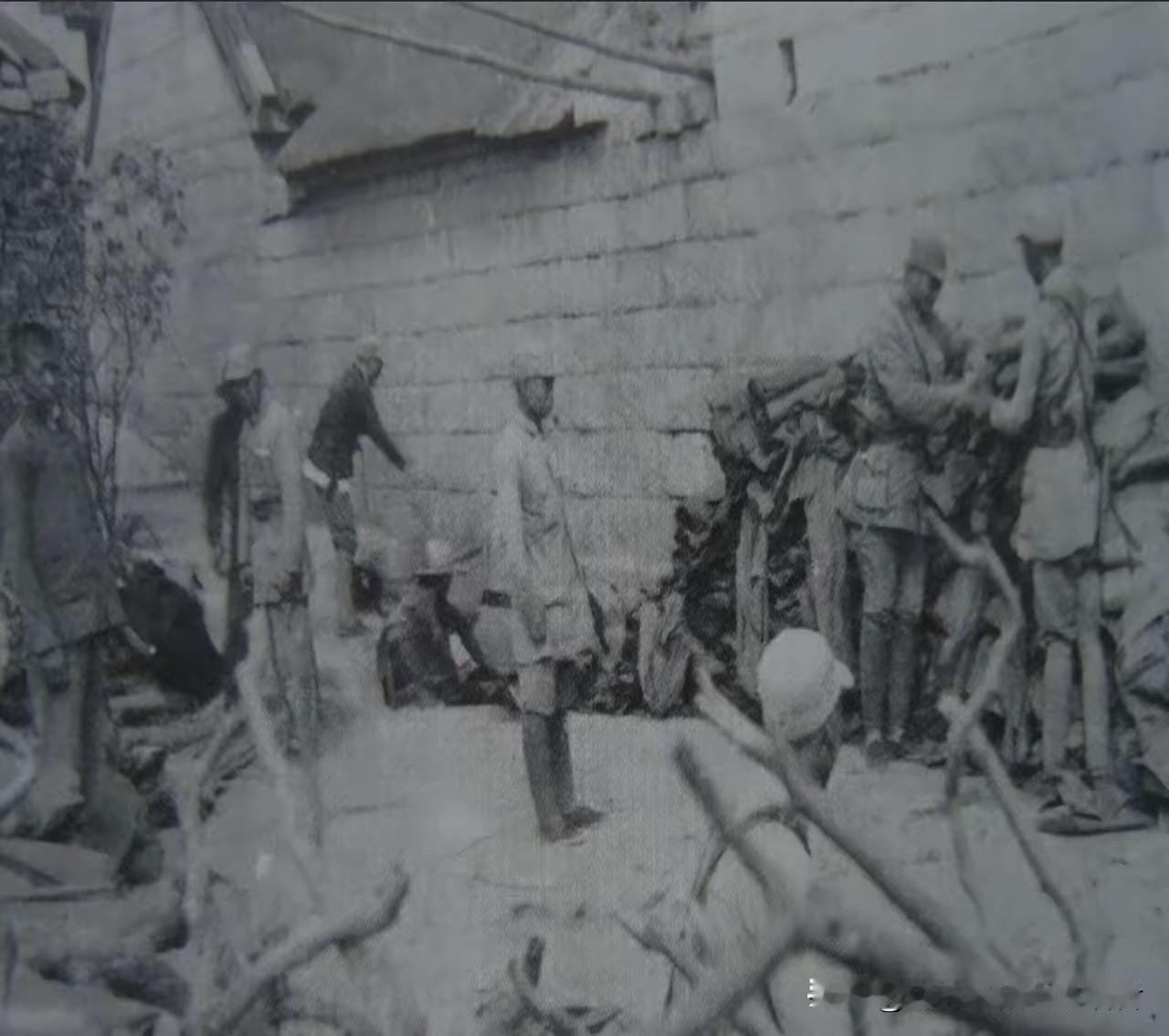 1941年，青岛。日军中尉伊藤信拔出佩刀向前一指：“目标，崂山！”一支日军小分队