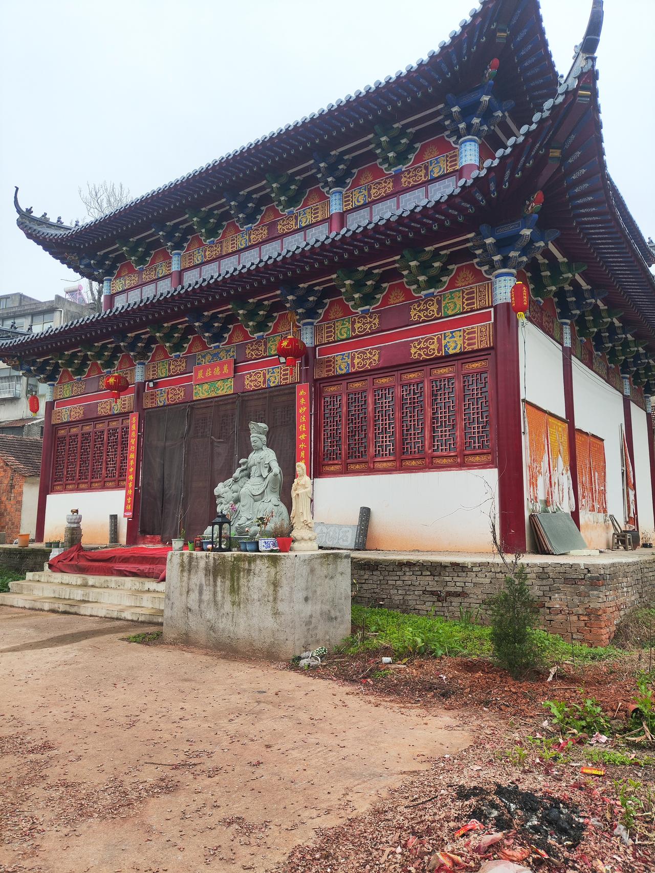 绕了半天才找到这座藏在居民区里的小庙，是一座不到百平米的小寺庙，虽然是新建的，但