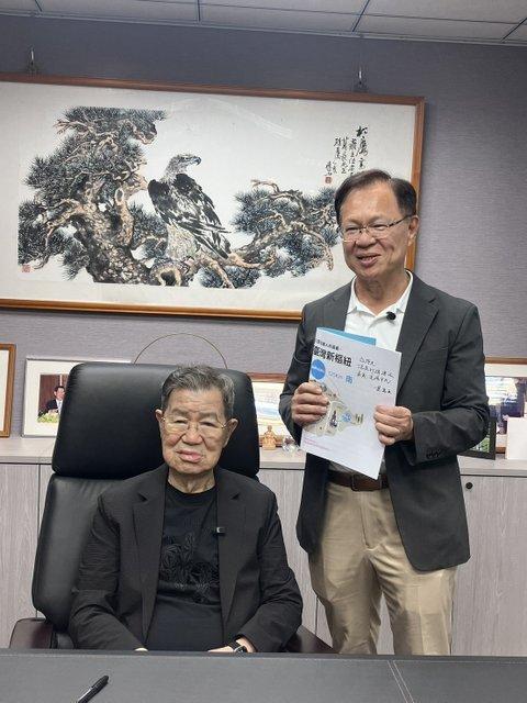 马英九前副手萧万长致赠张启楷手表，提醒其“分秒必争”
台湾地区前副领导人萧万长正