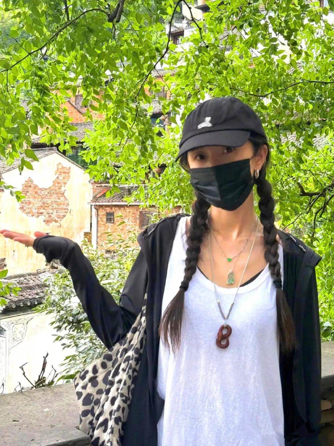 近日，刷到杨幂于社交平台所晒的江西旅游照，着实令人眼前一亮。这位圈内出了名的 “